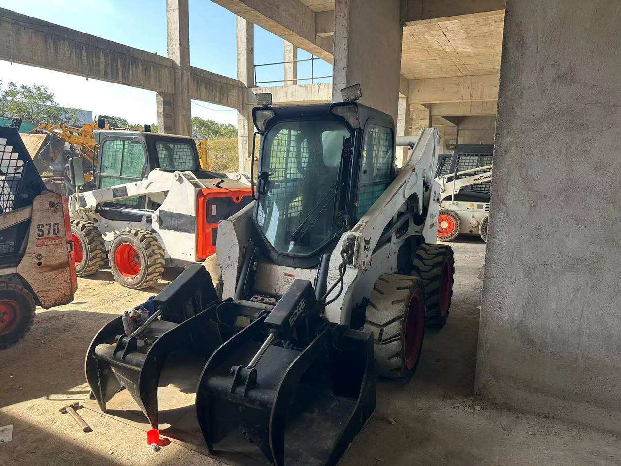 Bobcat S750 - Mini chargeuse: photos 1 Bobcat S750 - Mini chargeuse: photos 1