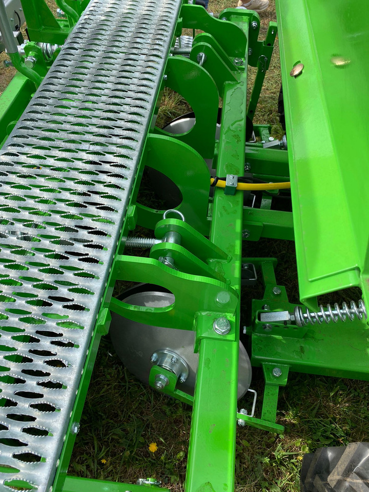 Bomet Kartoffelpflanzmaschine / Potato planter / Planteuse de pomme de terre / Piantapatate / Sadzarka ziemniaków - Planteuse de pommes de terre: photos 5 Bomet Kartoffelpflanzmaschine / Potato planter / Planteuse de pomme de terre / Piantapatate / Sadzarka ziemniaków - Planteuse de pommes de terre: photos 5