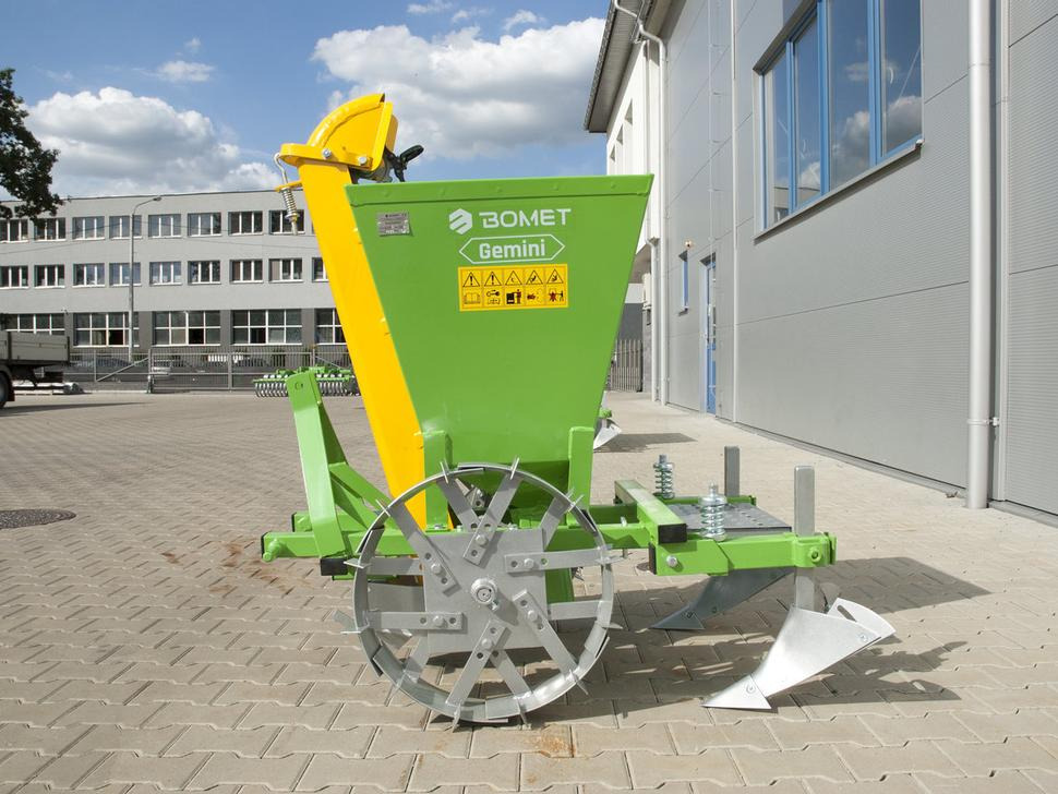 Bomet Kartoffelpflanzmaschine / Potato planter / Planteuse de pomme de terre / Piantapatate / Sadzarka ziemniaków - Planteuse de pommes de terre: photos 3 Bomet Kartoffelpflanzmaschine / Potato planter / Planteuse de pomme de terre / Piantapatate / Sadzarka ziemniaków - Planteuse de pommes de terre: photos 3