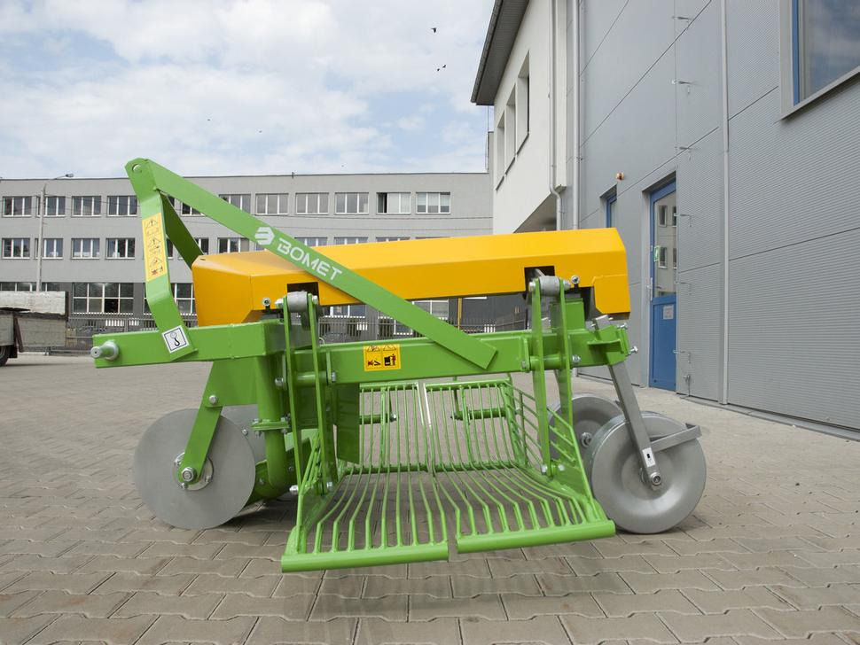 Bomet Siebkettenroder / Potato digger / Arracheuse de pomme de terre / Scavapatate / Однорядная картофельная копалка / Kopaczka do ziemniaków Ursa Z655 - Arracheuse de pommes de terre: photos 3 Bomet Siebkettenroder / Potato digger / Arracheuse de pomme de terre / Scavapatate / Однорядная картофельная копалка / Kopaczka do ziemniaków Ursa Z655 - Arracheuse de pommes de terre: photos 3