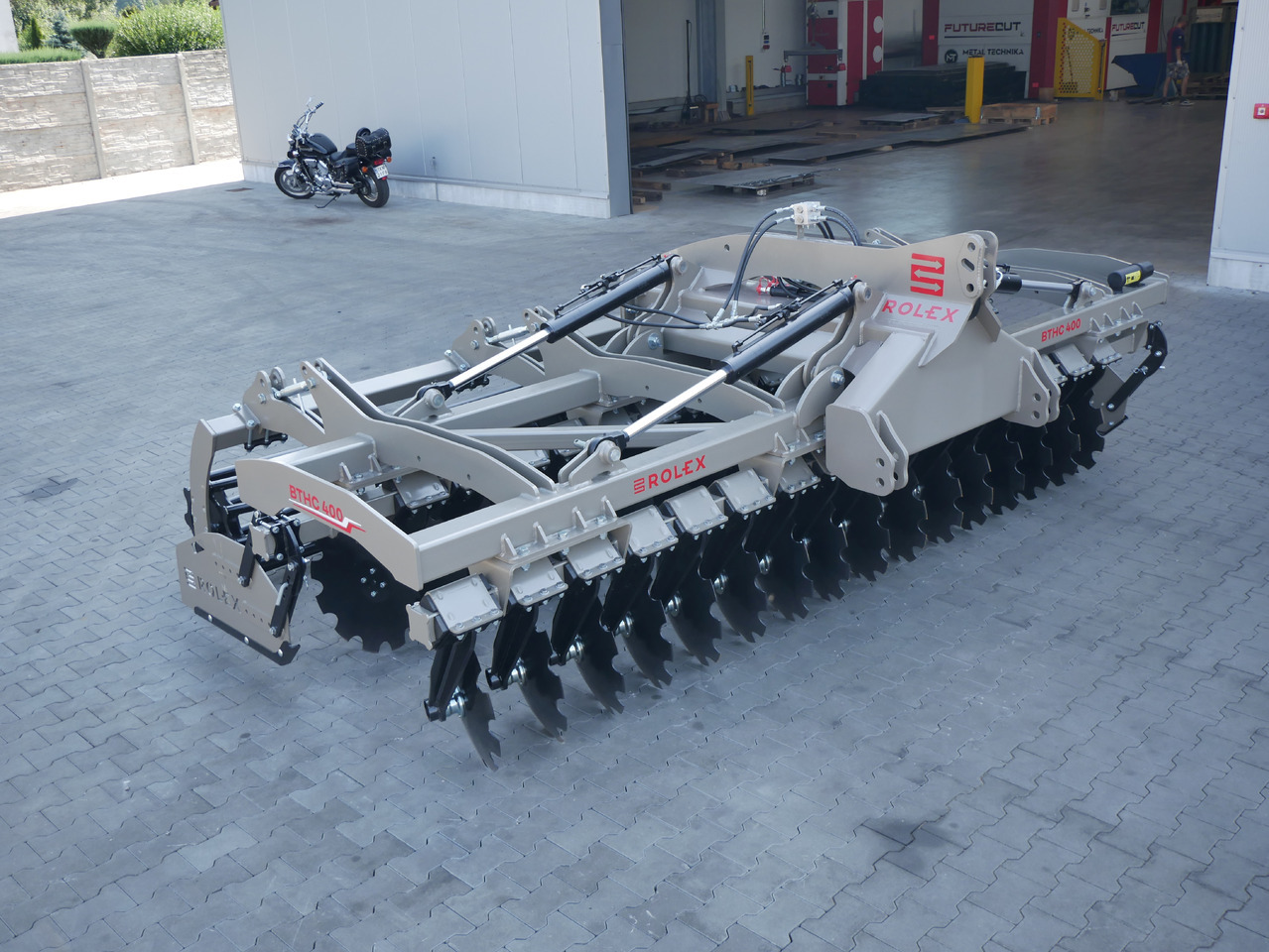 ROLEX Hydraulische Scheibenegge / Hydraulic discs harrow / Dechaumeur à disques / Erpice a dischi / Гидравлическая дисковая борона тяжёлая / Brona talerzowa hydraulicznie składana ciężka 4 m - Cover crop: photos 4 ROLEX Hydraulische Scheibenegge / Hydraulic discs harrow / Dechaumeur à disques / Erpice a dischi / Гидравлическая дисковая борона тяжёлая / Brona talerzowa hydraulicznie składana ciężka 4 m - Cover crop: photos 4