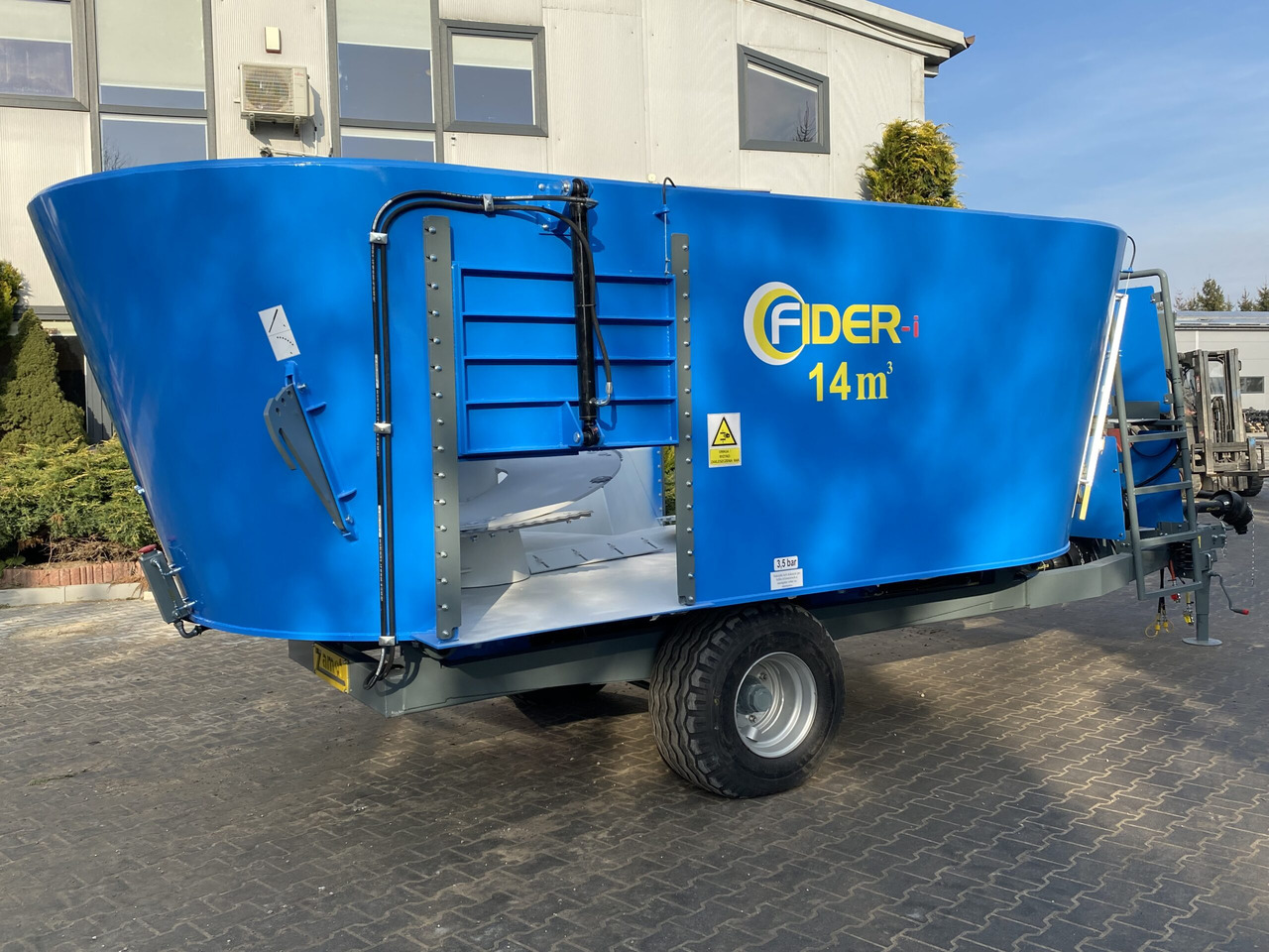 ZAMET Futtermischwagen / Feed mixer / Melangeuse / Carro miscelatore / Vagoneta 2 sinfines / Кормораздатчик 2 шнека / Wóz paszowy 14 m3 - Mélangeuse: photos 4 ZAMET Futtermischwagen / Feed mixer / Melangeuse / Carro miscelatore / Vagoneta 2 sinfines / Кормораздатчик 2 шнека / Wóz paszowy 14 m3 - Mélangeuse: photos 4
