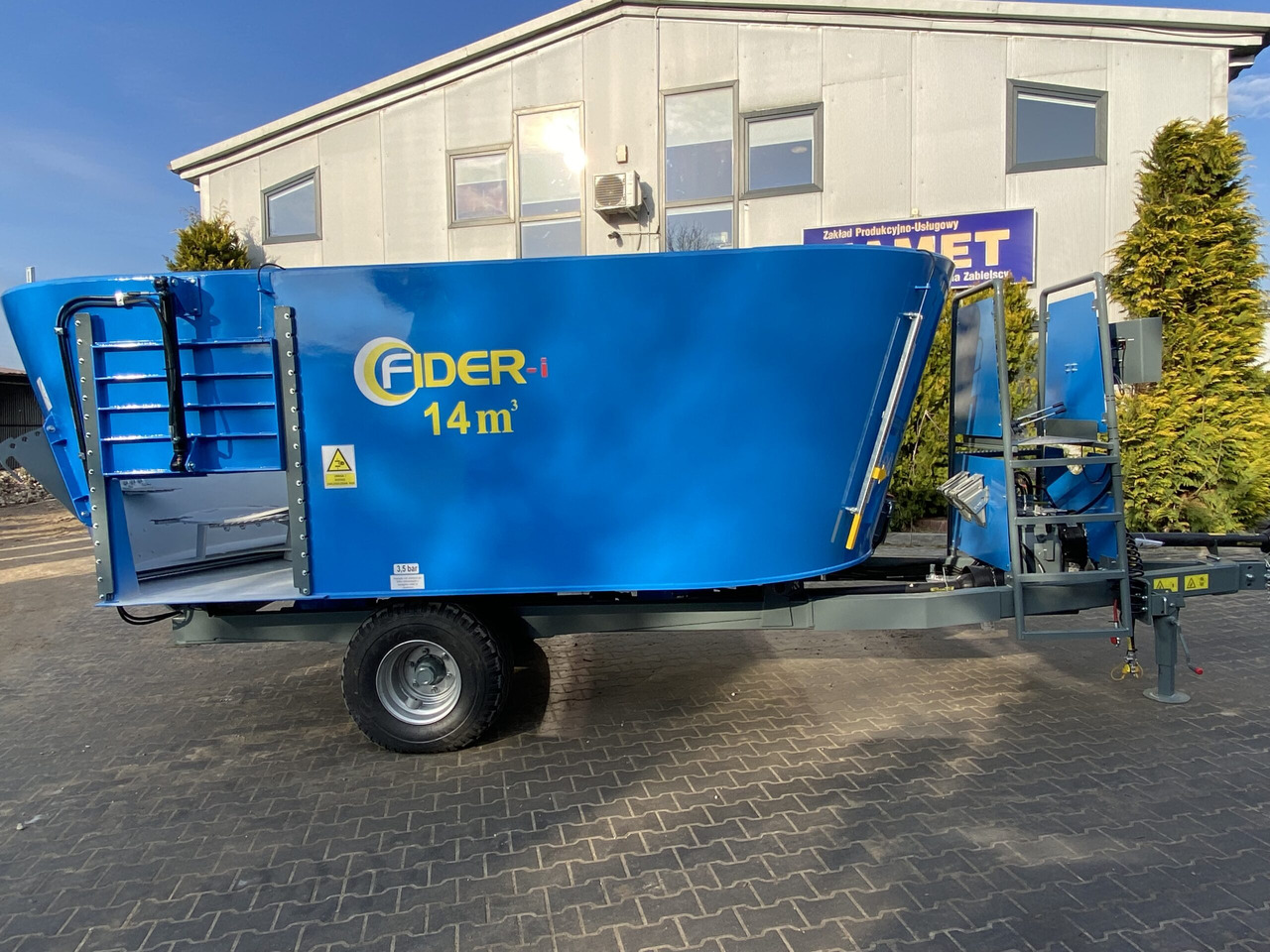 ZAMET Futtermischwagen / Feed mixer / Melangeuse / Carro miscelatore / Vagoneta 2 sinfines / Кормораздатчик 2 шнека / Wóz paszowy 14 m3 - Mélangeuse: photos 1 ZAMET Futtermischwagen / Feed mixer / Melangeuse / Carro miscelatore / Vagoneta 2 sinfines / Кормораздатчик 2 шнека / Wóz paszowy 14 m3 - Mélangeuse: photos 1