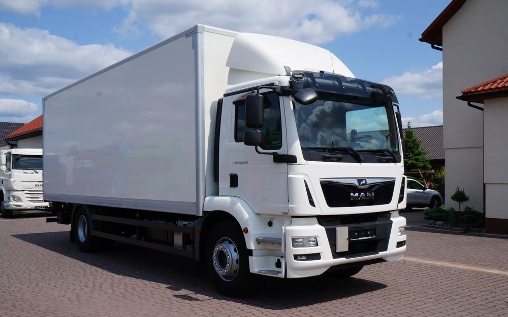 MAN TGM 18.250 / 18.290 EURO 6 KONTENER 19 PALET ŁAD. 9800 KG WINDA - Camion fourgon: photos 2 MAN TGM 18.250 / 18.290 EURO 6 KONTENER 19 PALET ŁAD. 9800 KG WINDA - Camion fourgon: photos 2