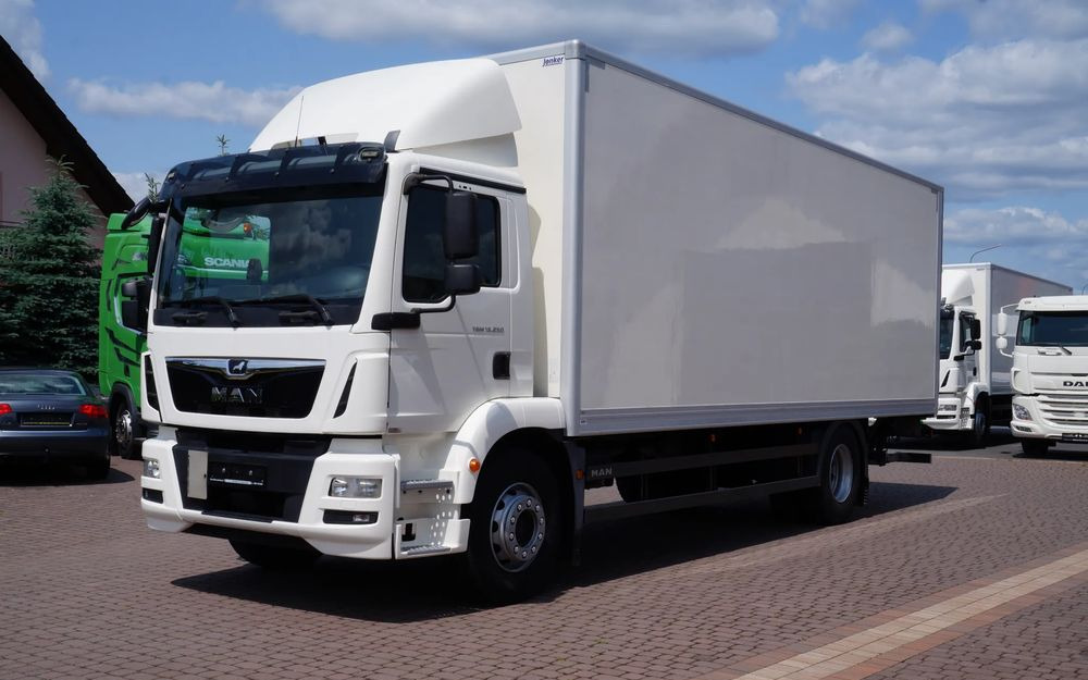 MAN TGM 18.250 / 18.290 EURO 6 KONTENER 19 PALET ŁAD. 9800 KG WINDA - Camion fourgon: photos 1 MAN TGM 18.250 / 18.290 EURO 6 KONTENER 19 PALET ŁAD. 9800 KG WINDA - Camion fourgon: photos 1
