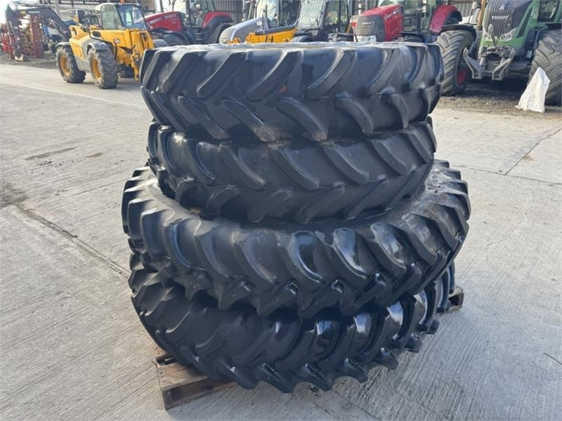 Firestone 340/85R36 and 380/90R50 New Holland Rowcrop Wheels - Pneus et jantes pour Machine agricole: photos 1 Firestone 340/85R36 and 380/90R50 New Holland Rowcrop Wheels - Pneus et jantes pour Machine agricole: photos 1