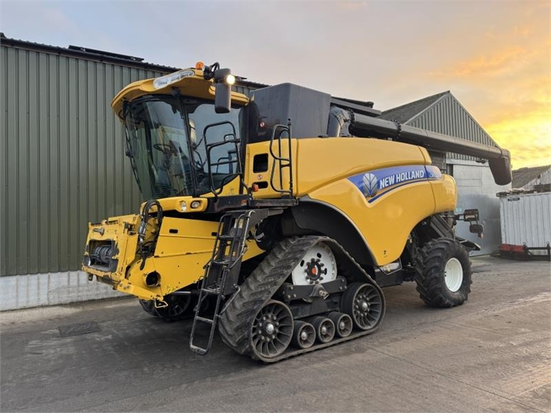 New Holland CR9080 c/w 30ft Varifeed Header - Accessoire de matériels de récolte: photos 1 New Holland CR9080 c/w 30ft Varifeed Header - Accessoire de matériels de récolte: photos 1