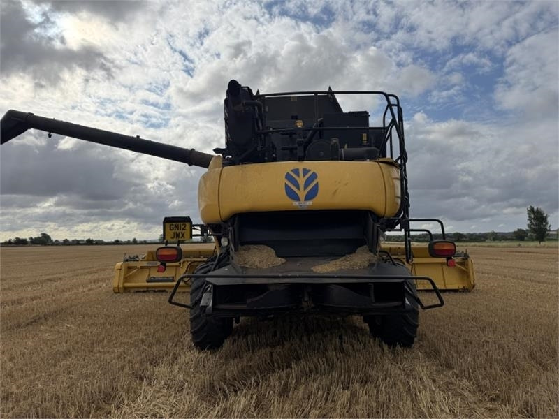 New Holland CR9090 Rotary Combine **Video Below** - Accessoire de matériels de récolte: photos 4 New Holland CR9090 Rotary Combine **Video Below** - Accessoire de matériels de récolte: photos 4