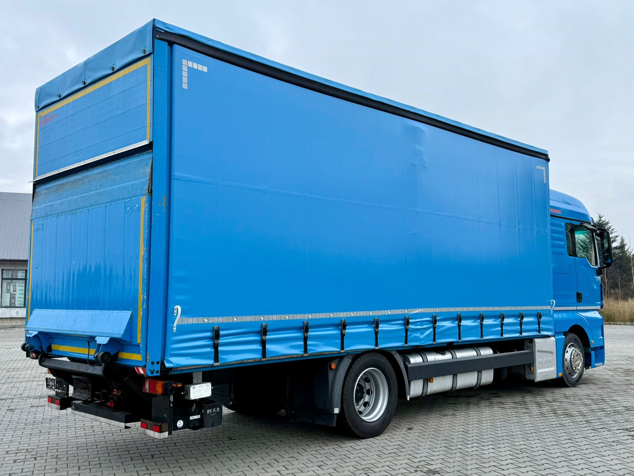MAN TGX 18.360 / FIRANKA / WINDA / AUTOMAT / NOWE OPONY / EURO 6 / SYPIALKA / SPROWADZONY - Camion à rideaux coulissants: photos 5 MAN TGX 18.360 / FIRANKA / WINDA / AUTOMAT / NOWE OPONY / EURO 6 / SYPIALKA / SPROWADZONY - Camion à rideaux coulissants: photos 5