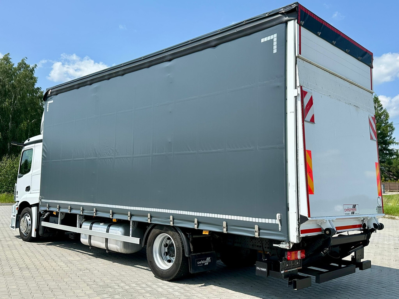 MERCEDES-BENZ ACTROS 1833 / FIRANKA / WINDA / 18 PALET / AUTOMAT / 310 TYS KM / DUŻY SILNIK / 2020 ROK / SYPIALKA - Camion à rideaux coulissants: photos 4 MERCEDES-BENZ ACTROS 1833 / FIRANKA / WINDA / 18 PALET / AUTOMAT / 310 TYS KM / DUŻY SILNIK / 2020 ROK / SYPIALKA - Camion à rideaux coulissants: photos 4