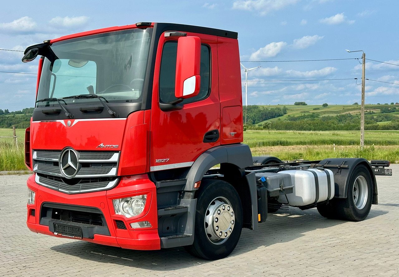 MERCEDES-BENZ ANTOS 1827 / DO ZABUDOWY / ROZSTAW OSI 3.8 M / EURO 6 / WYWROTKA / BECZKA / UTRZYMANIE DRÓG / HAKOWIEC / Z NIEMIEC - Châssis cabine: photos 2 MERCEDES-BENZ ANTOS 1827 / DO ZABUDOWY / ROZSTAW OSI 3.8 M / EURO 6 / WYWROTKA / BECZKA / UTRZYMANIE DRÓG / HAKOWIEC / Z NIEMIEC - Châssis cabine: photos 2