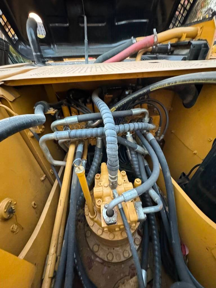 Pelle sur chenille CAT 320 D-C7.1 enging: photos 13