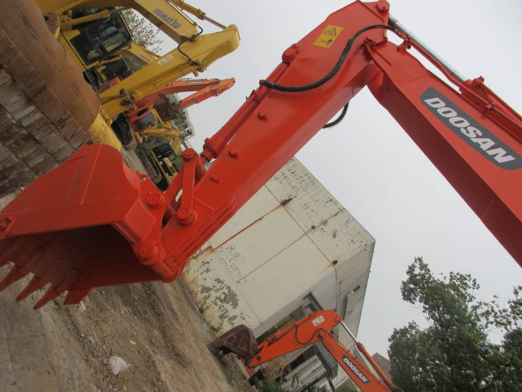 Doosan DH 150 LC-7 - Pelle sur pneus: photos 2 Doosan DH 150 LC-7 - Pelle sur pneus: photos 2