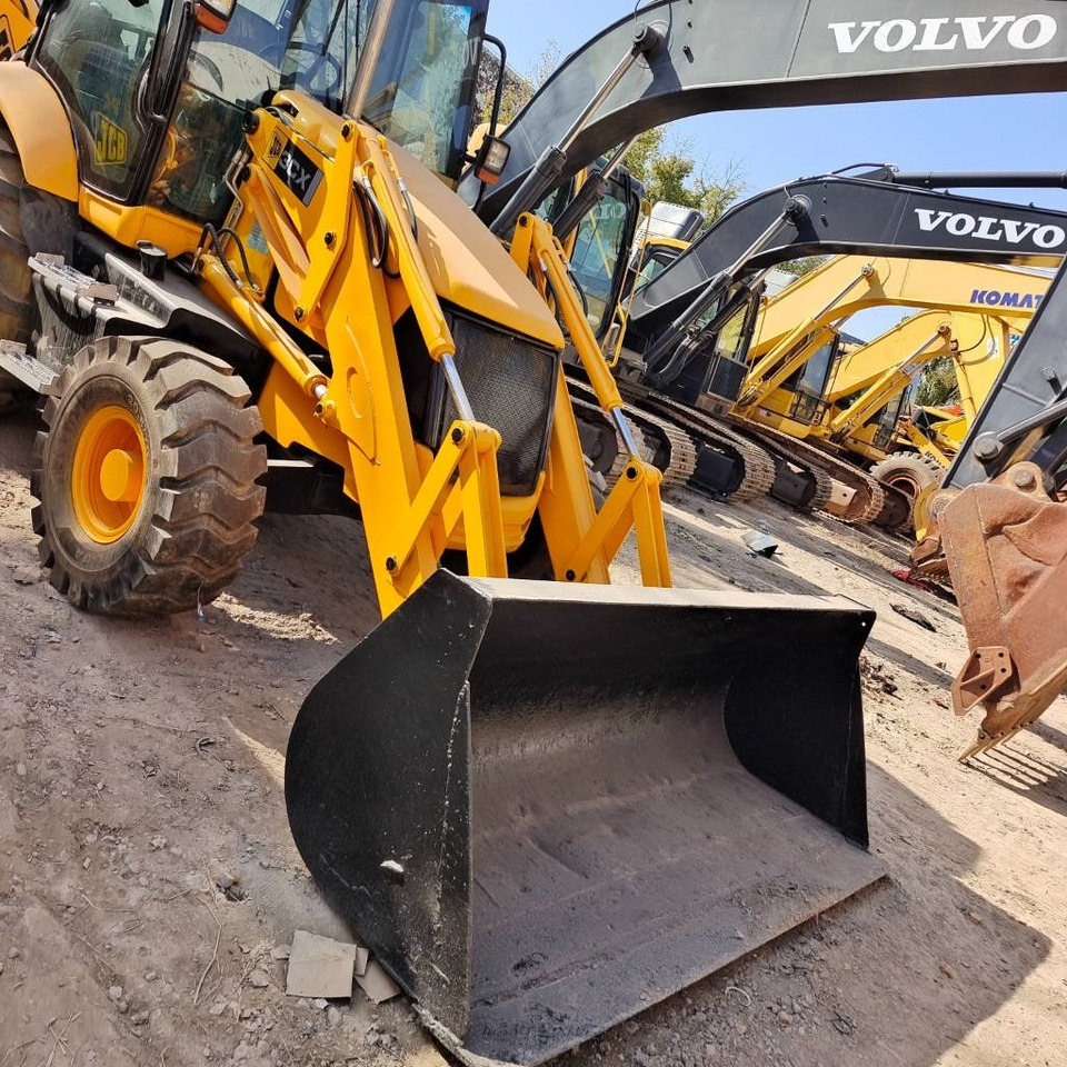 JCB 3CX Brand new machine - Chargeuse sur pneus: photos 2 JCB 3CX Brand new machine - Chargeuse sur pneus: photos 2