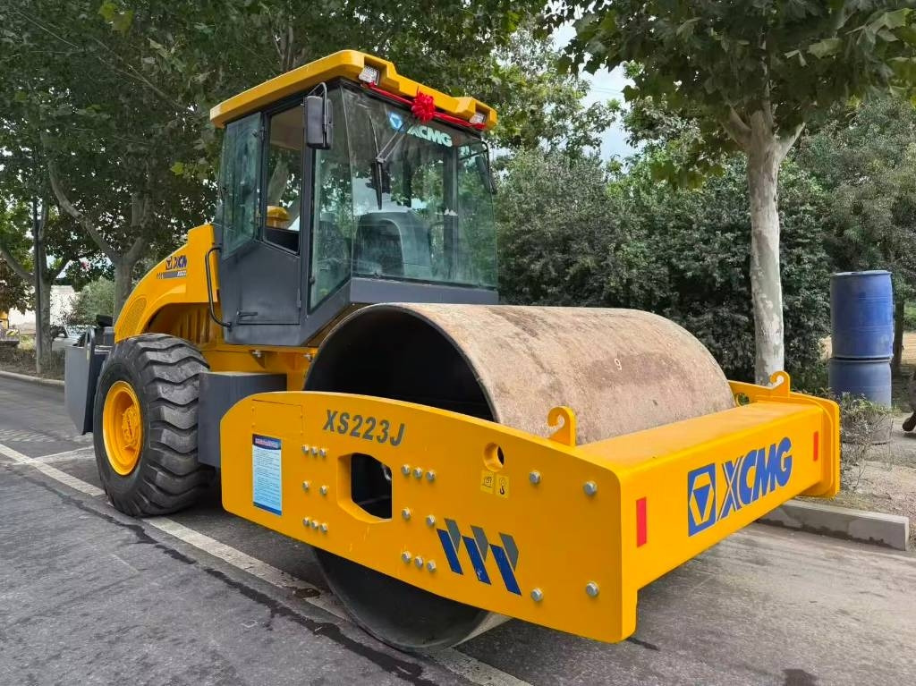 XCMG XS 223 J - Compacteur à pieds de mouton/ Monocylindre: photos 1 XCMG XS 223 J - Compacteur à pieds de mouton/ Monocylindre: photos 1