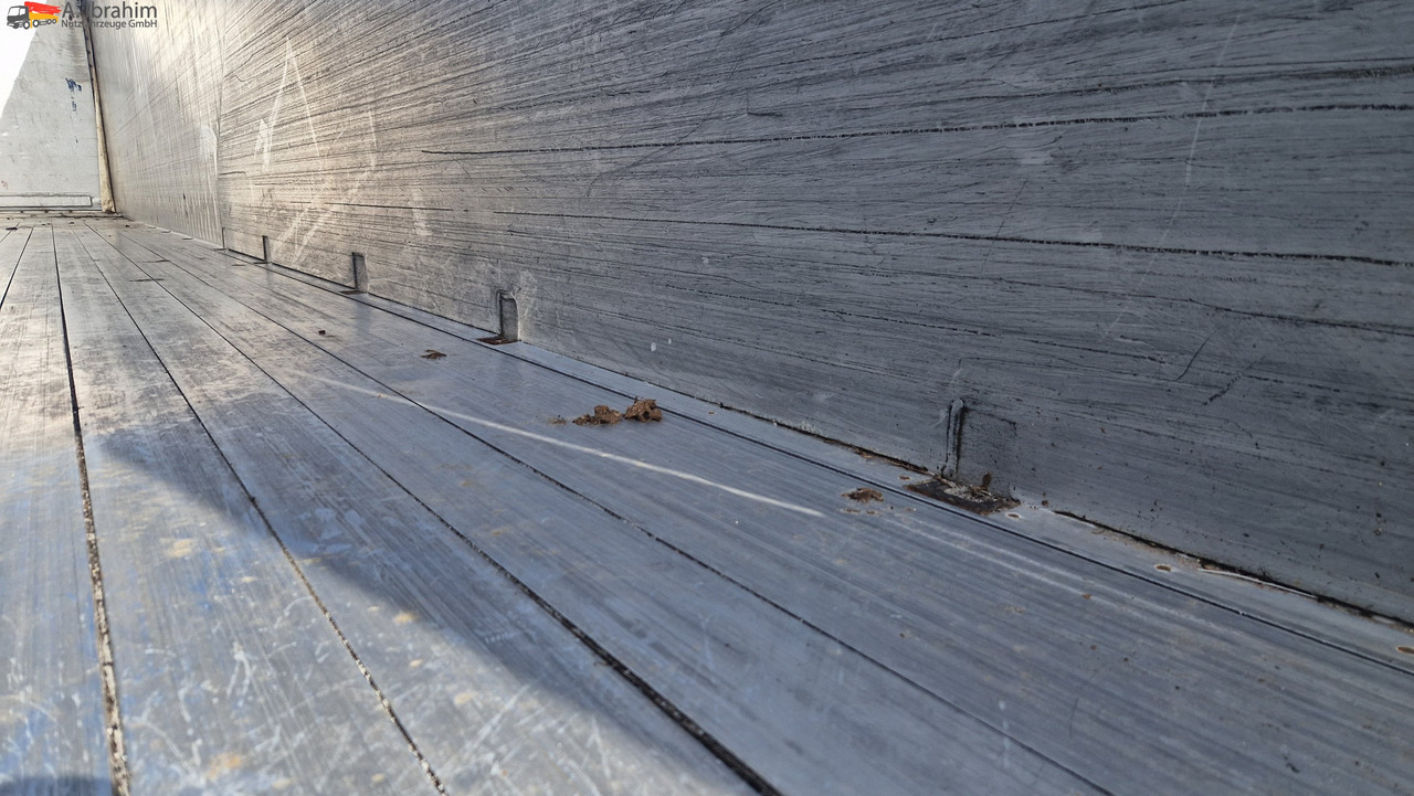 Schmitz SW 24 Schubboden, Liftachse,Ersatzradhalterung Kabelfernbedienung, Trichter - Semi-remorque à fond mouvant: photos 3 Schmitz SW 24 Schubboden, Liftachse,Ersatzradhalterung Kabelfernbedienung, Trichter - Semi-remorque à fond mouvant: photos 3