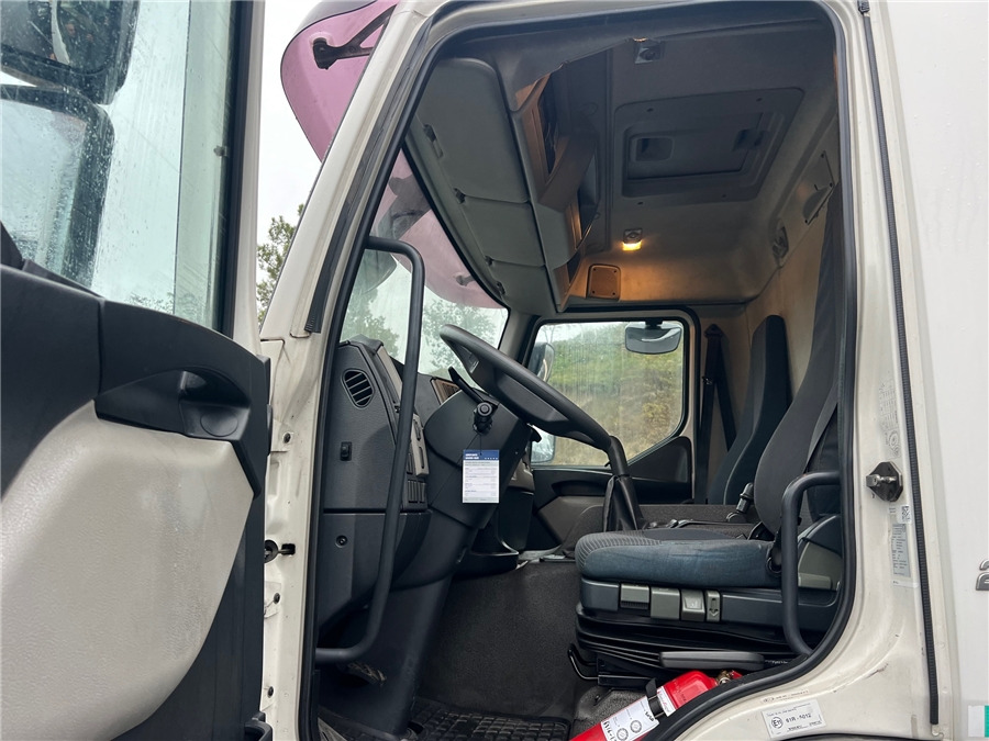 Photo d'intérieur 1: Camion à rideaux coulissants Volvo FE 280