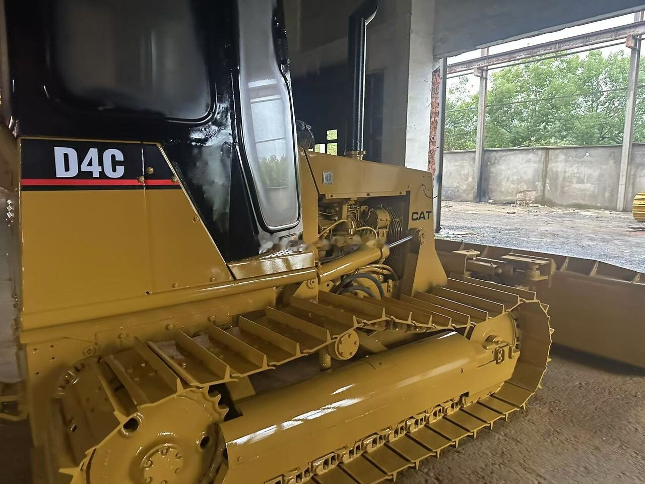 Caterpillar D4C - Bulldozer: photos 5 Caterpillar D4C - Bulldozer: photos 5