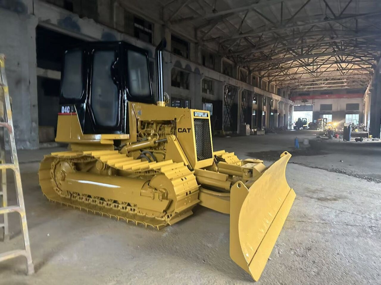 Caterpillar D4C - Bulldozer: photos 1 Caterpillar D4C - Bulldozer: photos 1