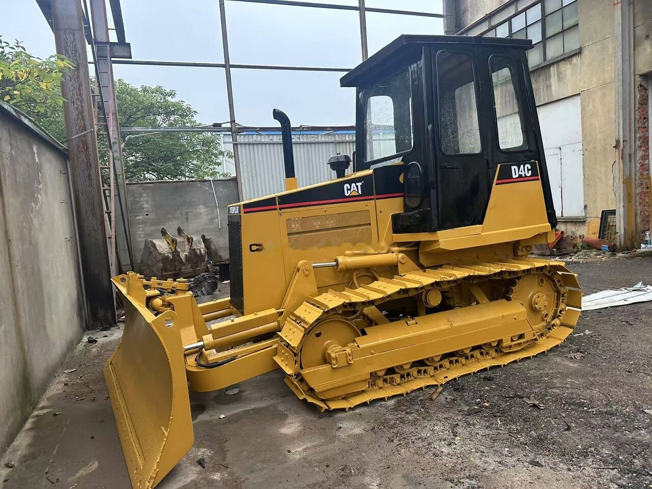 Caterpillar D4C - Bulldozer: photos 1 Caterpillar D4C - Bulldozer: photos 1