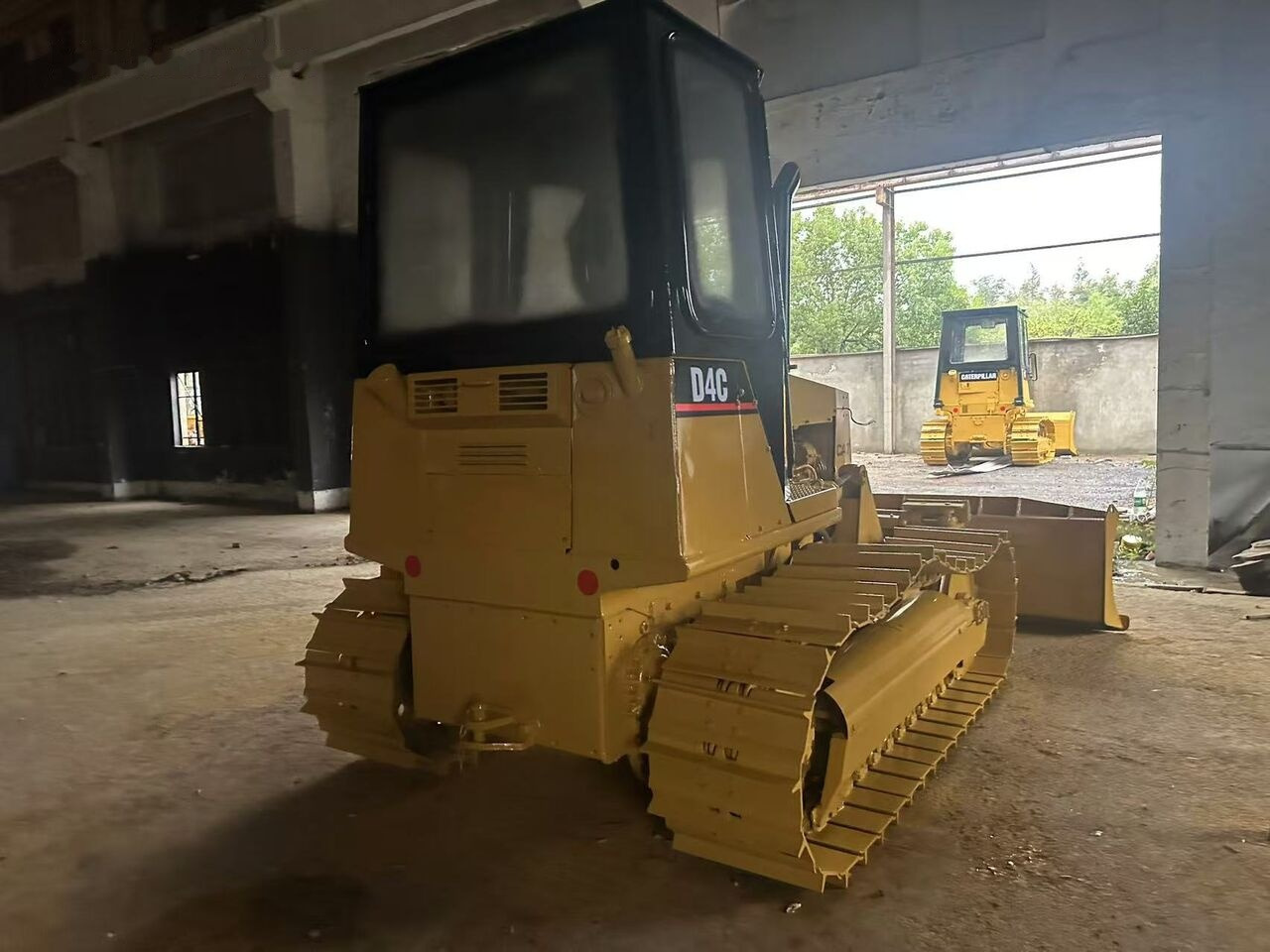 Caterpillar D4C - Bulldozer: photos 3 Caterpillar D4C - Bulldozer: photos 3