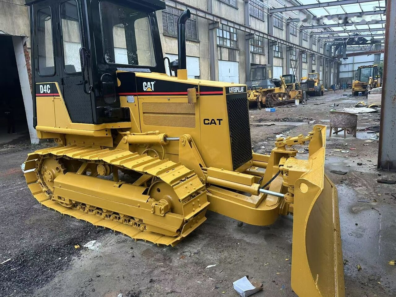 Caterpillar D4C - Bulldozer: photos 2 Caterpillar D4C - Bulldozer: photos 2