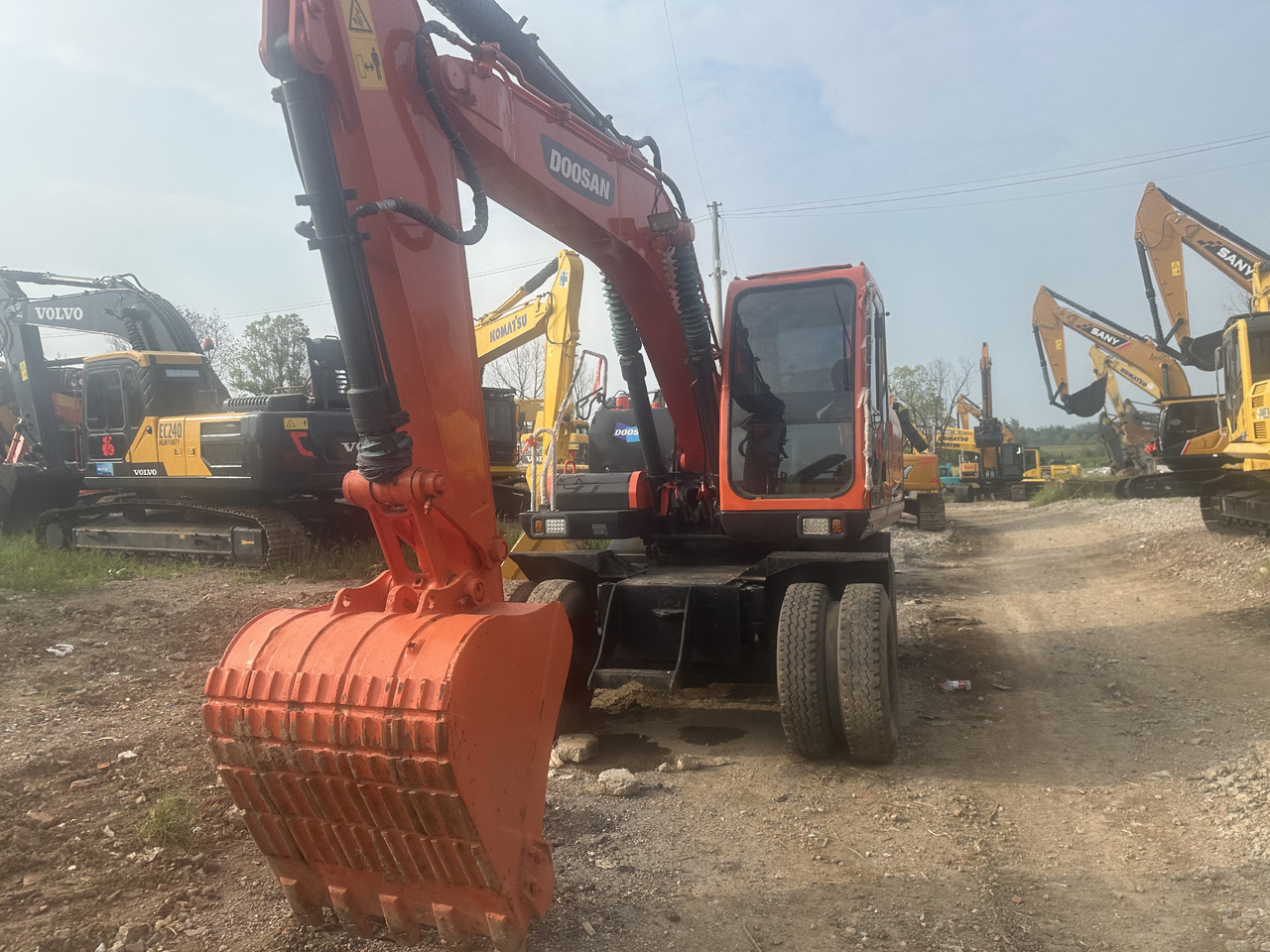 Doosan DX150W-9C - Pelle sur pneus: photos 5 Doosan DX150W-9C - Pelle sur pneus: photos 5