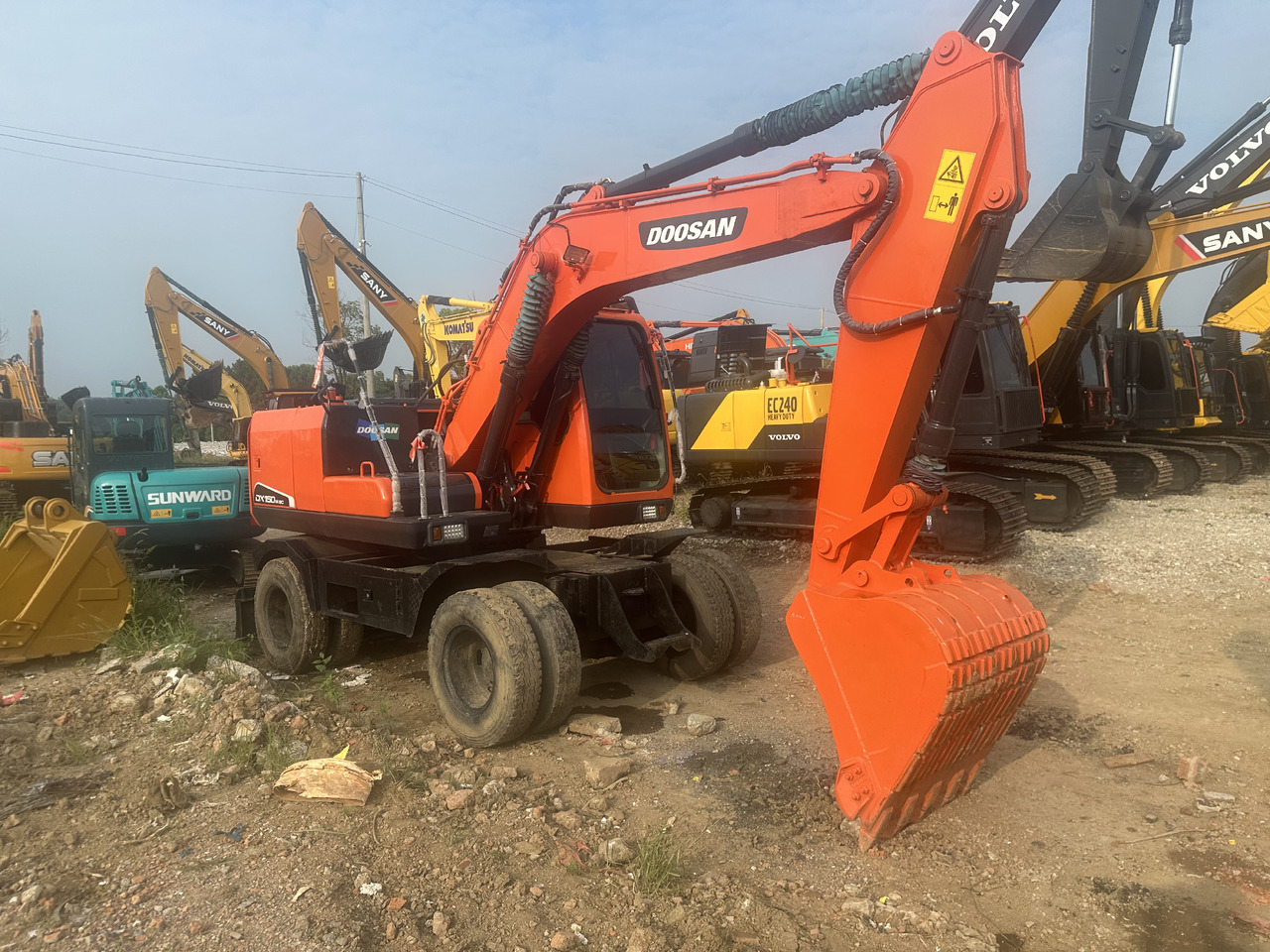 Doosan DX150W-9C - Pelle sur pneus: photos 2 Doosan DX150W-9C - Pelle sur pneus: photos 2