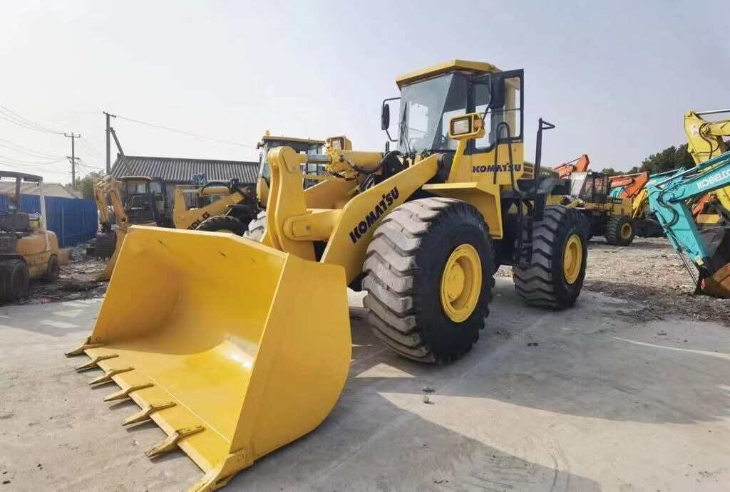 Komatsu WA470-3 - Chargeuse sur pneus: photos 5 Komatsu WA470-3 - Chargeuse sur pneus: photos 5