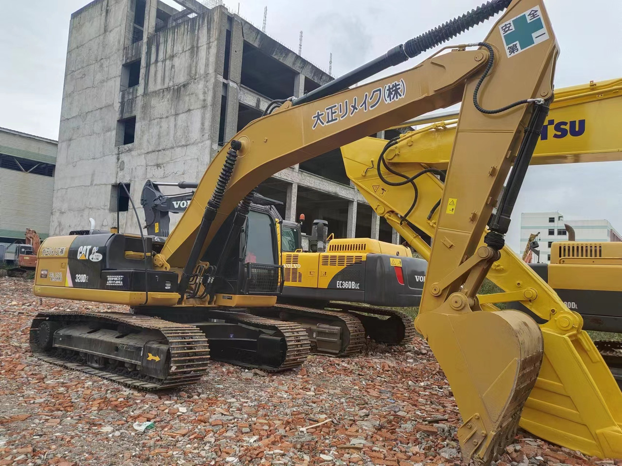 CAT 320D - Pelle sur chenille: photos 2 CAT 320D - Pelle sur chenille: photos 2