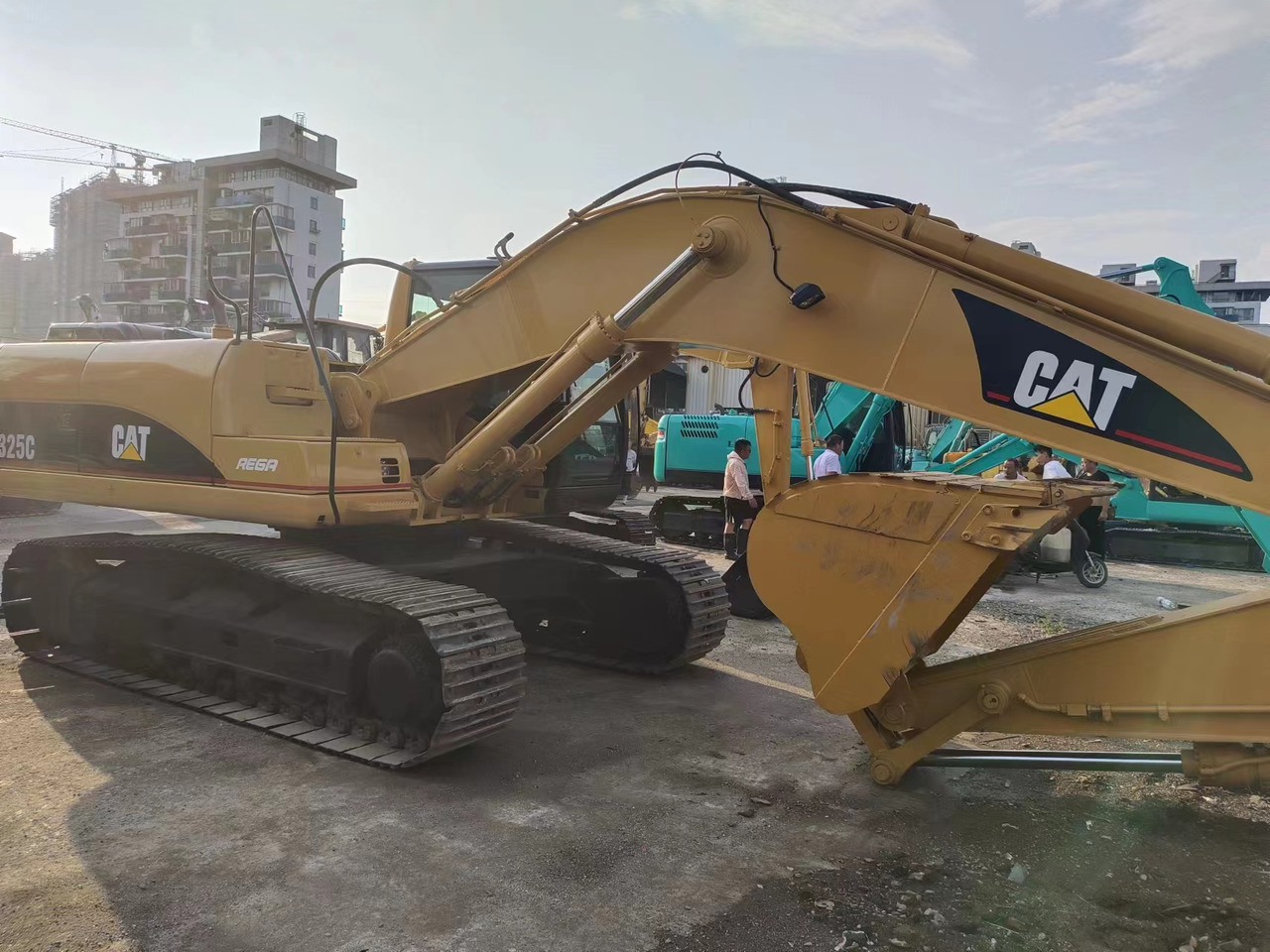 CATERPILLAR 325C - Pelle sur chenille: photos 3 CATERPILLAR 325C - Pelle sur chenille: photos 3