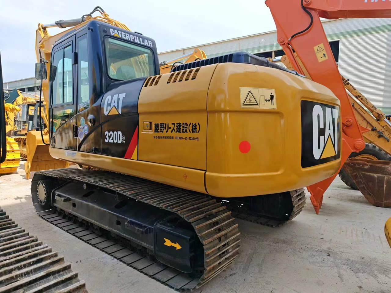 Pelle sur chenille neuf CATERPILLAR CAT 320D2: photos 1