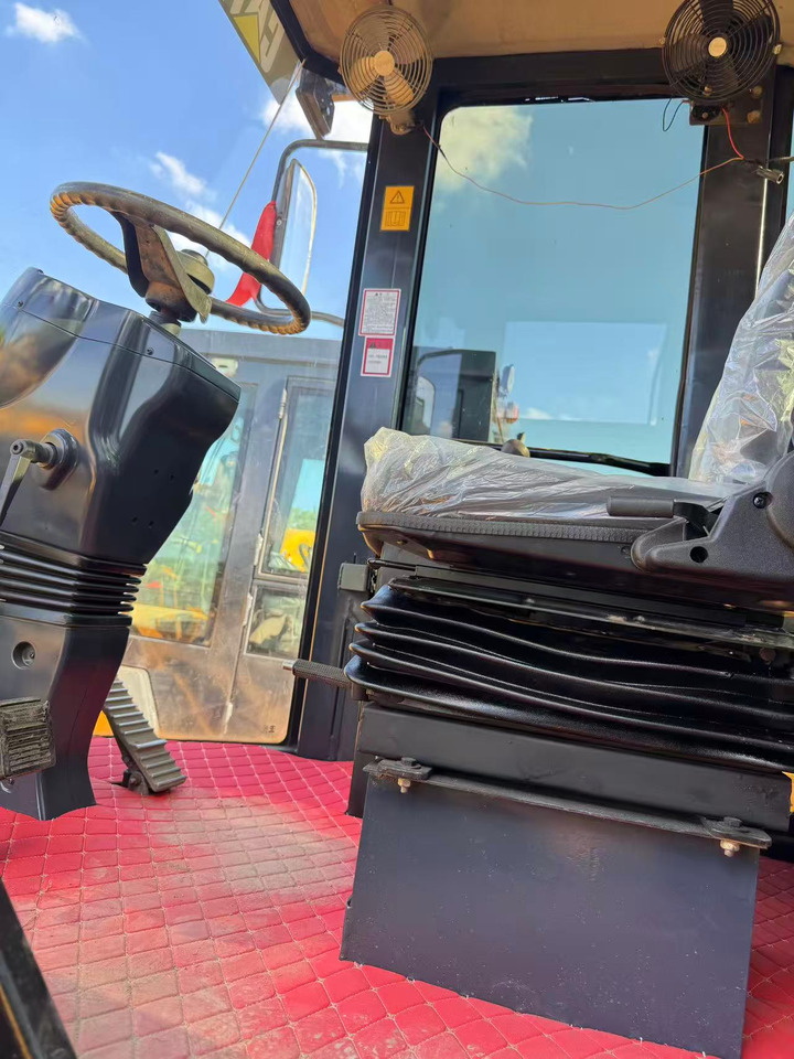 CATERPILLAR CS683E - Rouleau compresseur: photos 4 CATERPILLAR CS683E - Rouleau compresseur: photos 4