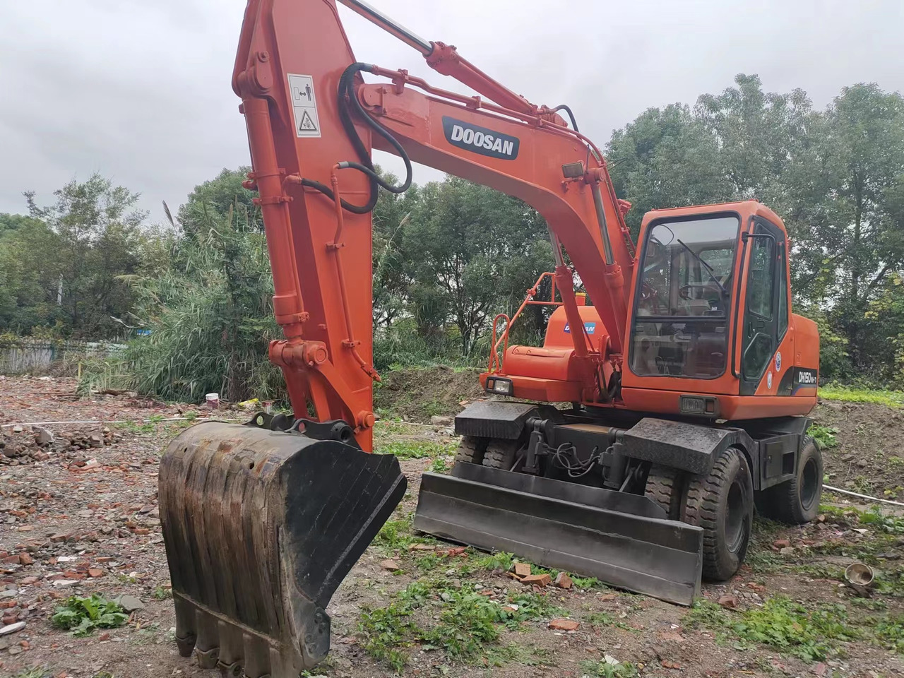DOOSAN DH150W-7 - Pelle sur pneus: photos 2 DOOSAN DH150W-7 - Pelle sur pneus: photos 2