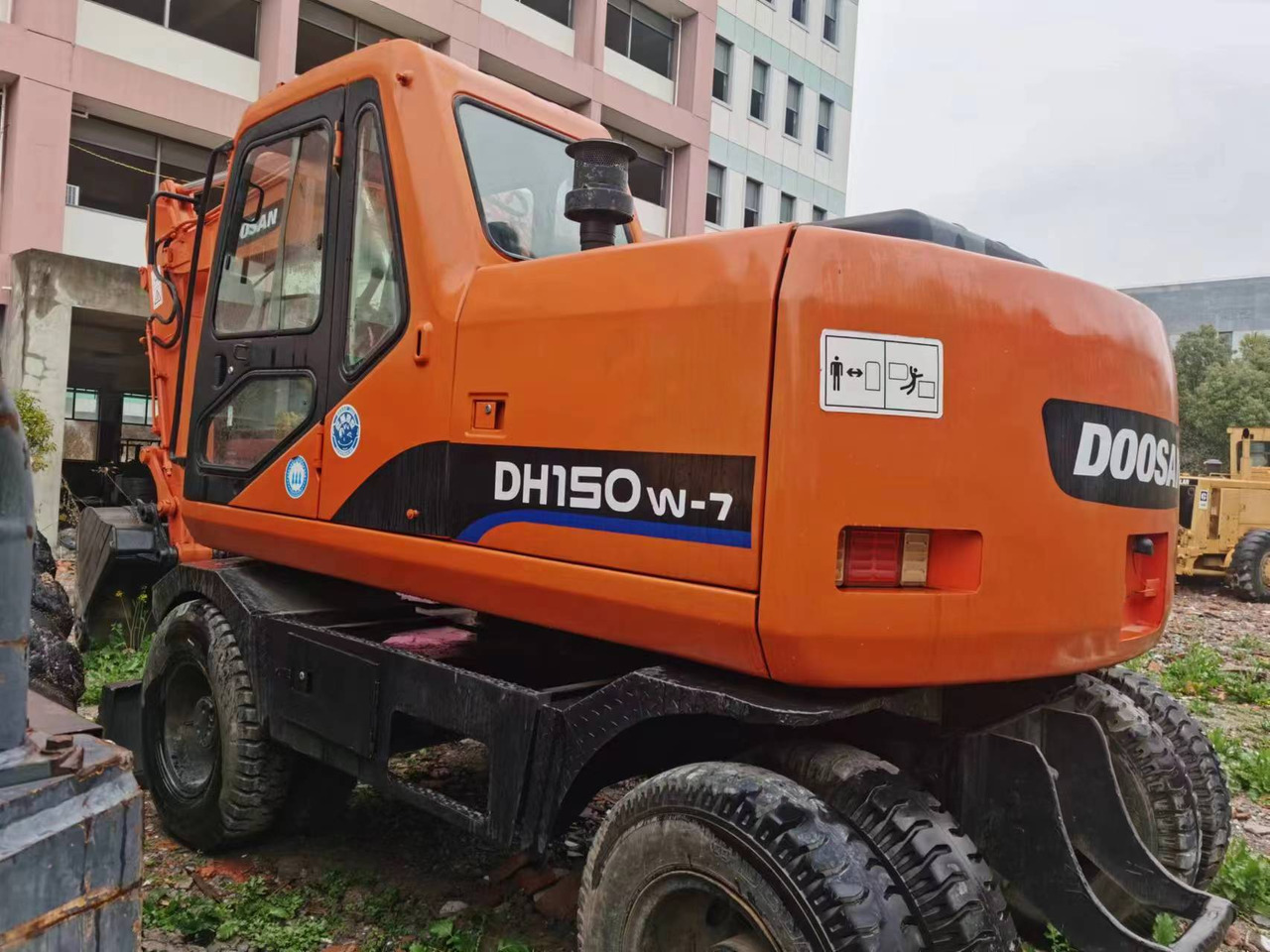 DOOSAN DH150W-7 - Pelle sur pneus: photos 2 DOOSAN DH150W-7 - Pelle sur pneus: photos 2