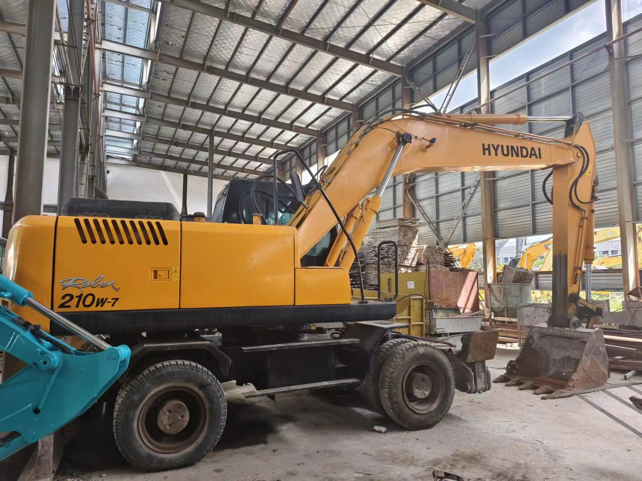 HYUNDAI 210W-7 - Pelle sur pneus: photos 2 HYUNDAI 210W-7 - Pelle sur pneus: photos 2