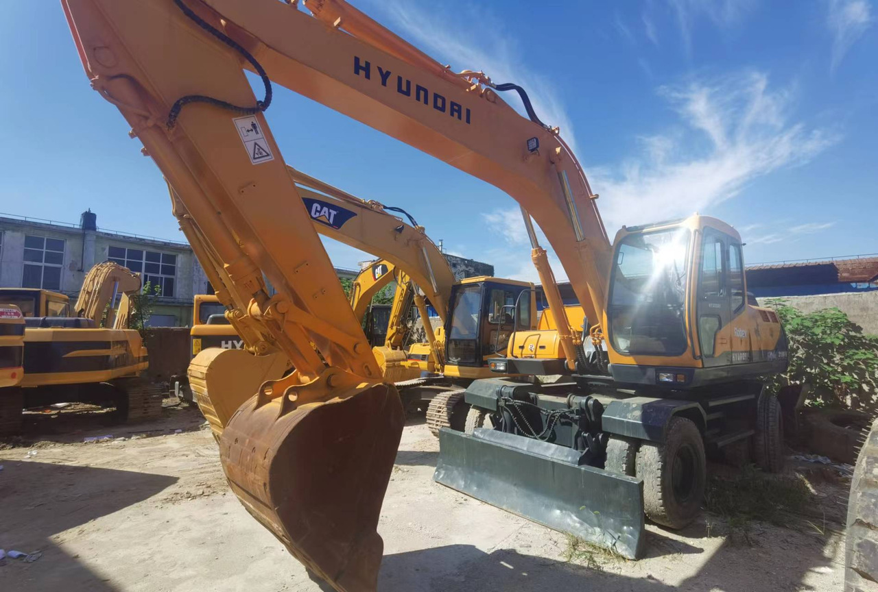 HYUNDAI ROBEX 210W-9 - Pelle sur pneus: photos 1 HYUNDAI ROBEX 210W-9 - Pelle sur pneus: photos 1