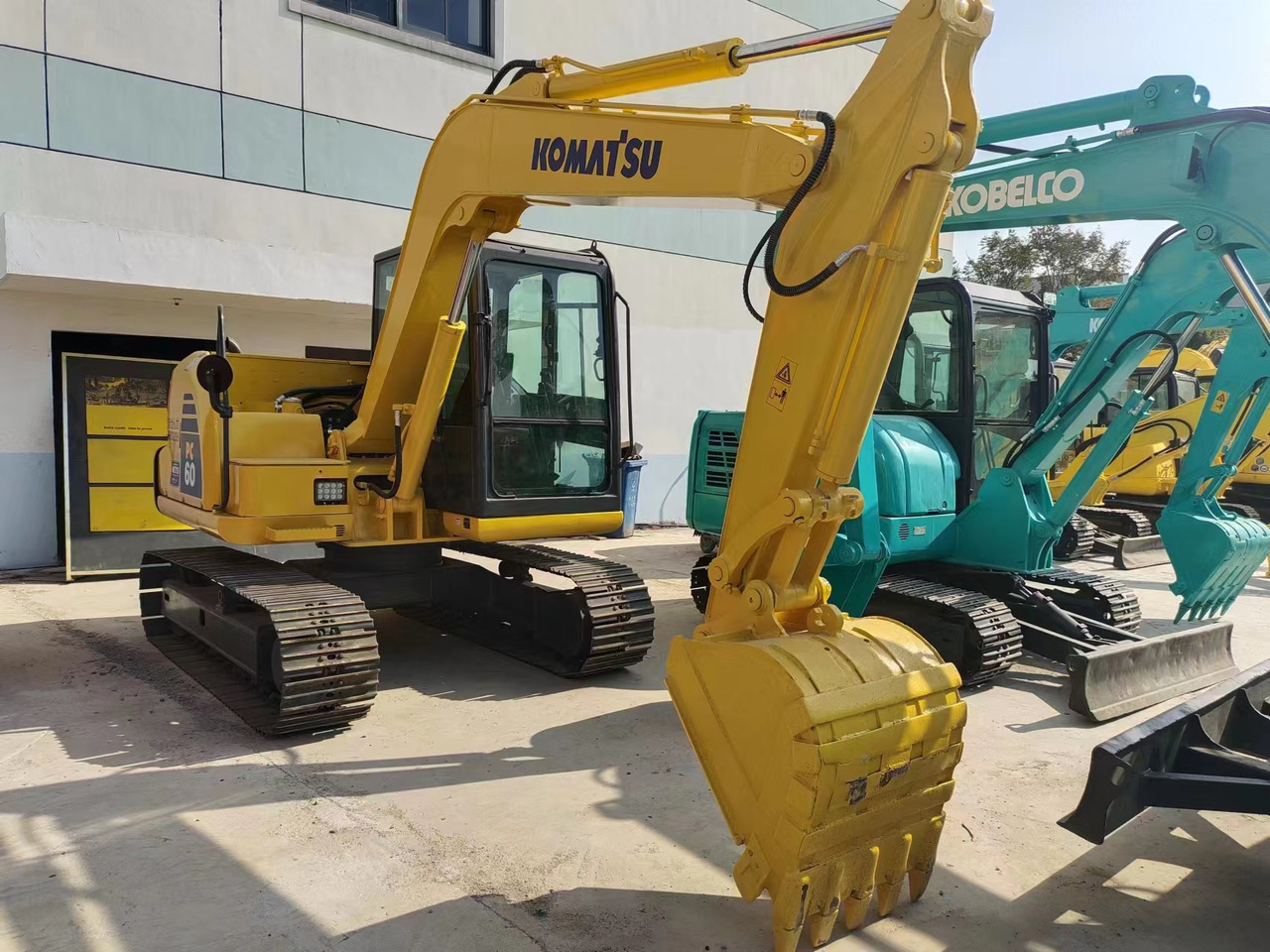 KOBELCO PC60 PC60-8 - Mini pelle: photos 1 KOBELCO PC60 PC60-8 - Mini pelle: photos 1