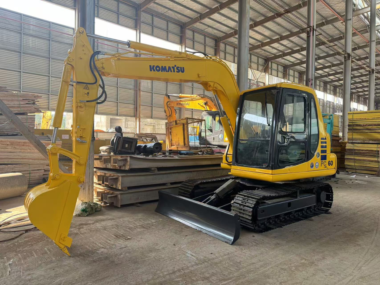 KOMATSU PC60-7 PC60 - Mini pelle: photos 1 KOMATSU PC60-7 PC60 - Mini pelle: photos 1