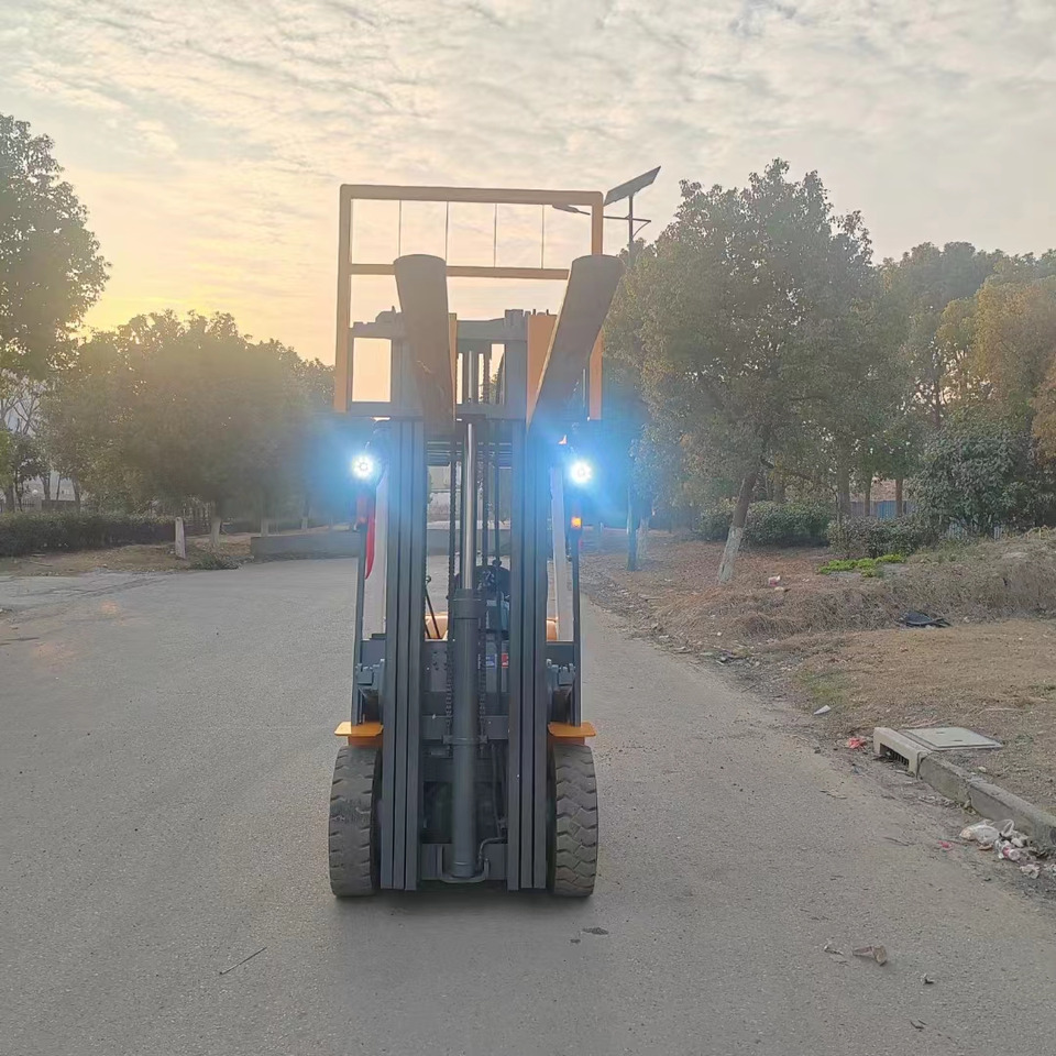 TCM FD30 diesel ISUZU engine forklift from Japan - Chariot élévateur diesel: photos 4 TCM FD30 diesel ISUZU engine forklift from Japan - Chariot élévateur diesel: photos 4