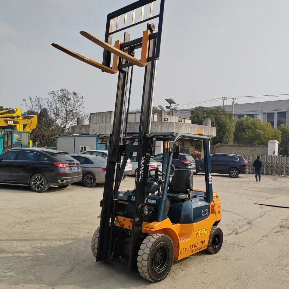 TOYOTA FD30 - Chariot élévateur diesel: photos 1 TOYOTA FD30 - Chariot élévateur diesel: photos 1