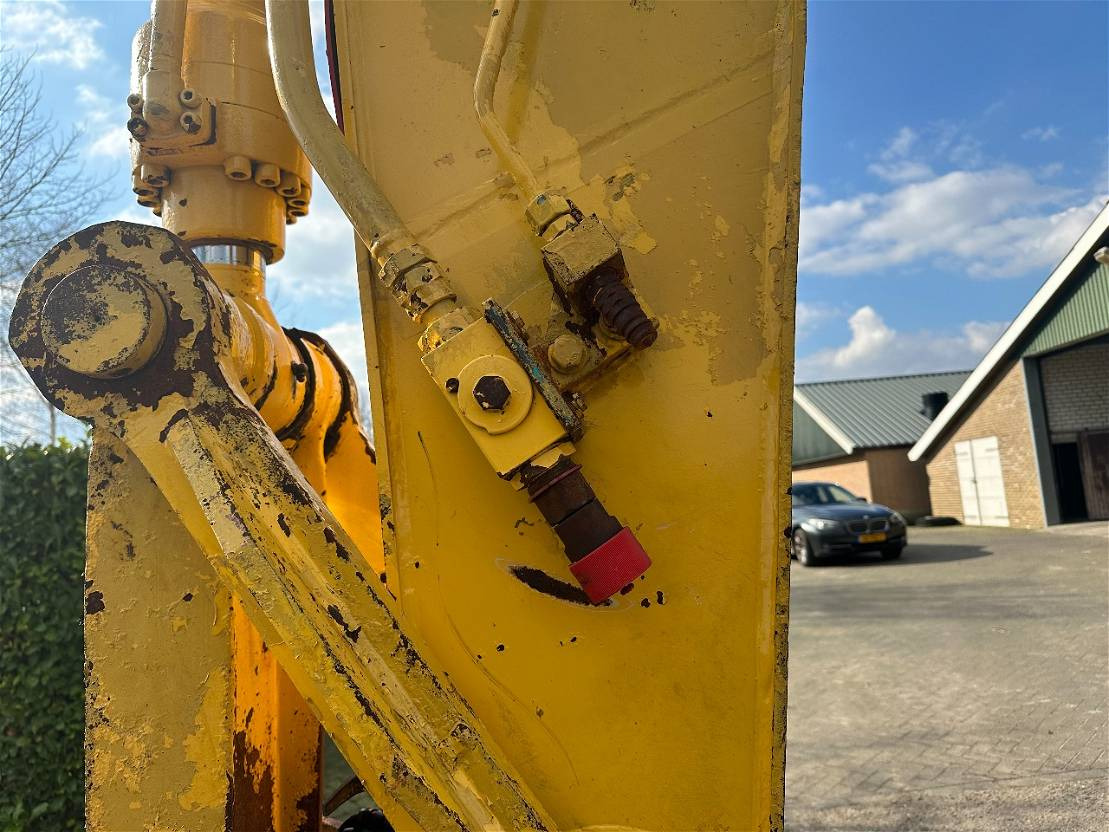 Pelle sur chenille New Holland E215: photos 14