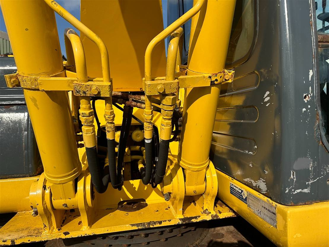 Pelle sur chenille New Holland E215: photos 15