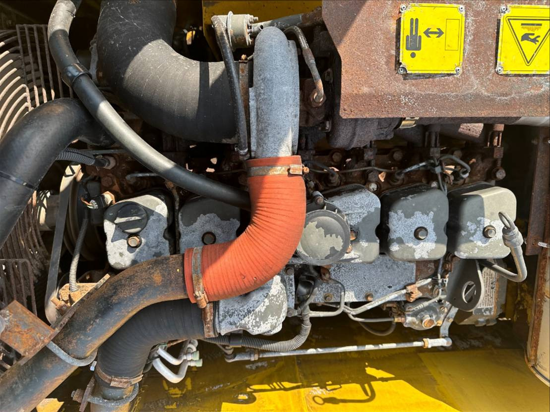 Pelle sur chenille New Holland E215: photos 7