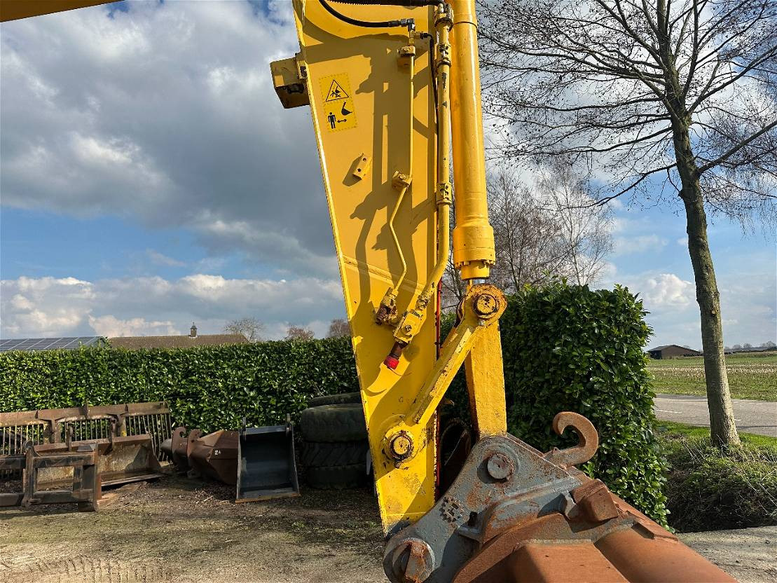 Pelle sur chenille New Holland E215: photos 13