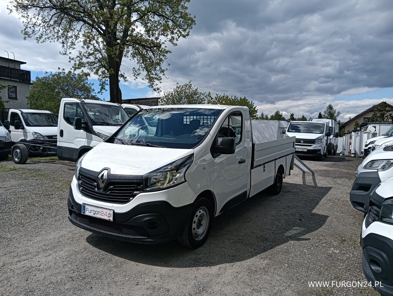 RENAULT TRAFIC SKRZYNIA PAKA Z NAJAZDAMI I PÓŁKAMI NR 689 - Fourgon plateau: photos 1 RENAULT TRAFIC SKRZYNIA PAKA Z NAJAZDAMI I PÓŁKAMI NR 689 - Fourgon plateau: photos 1