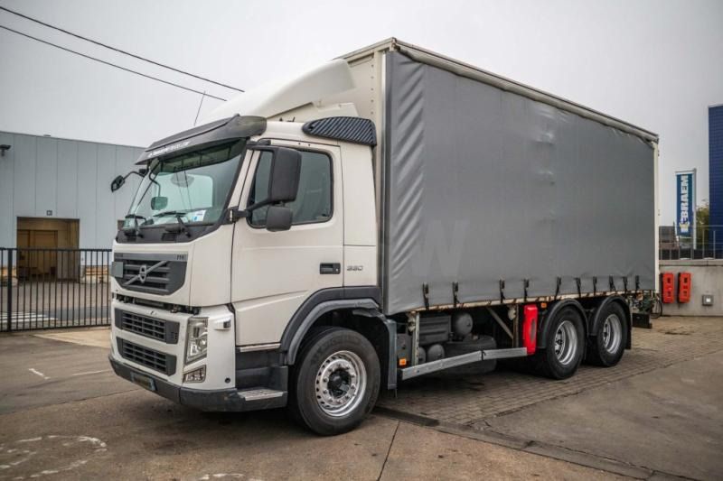 Volvo FM 330-6x2-E5+10 pneus/tires - Camion à rideaux coulissants: photos 1 Volvo FM 330-6x2-E5+10 pneus/tires - Camion à rideaux coulissants: photos 1