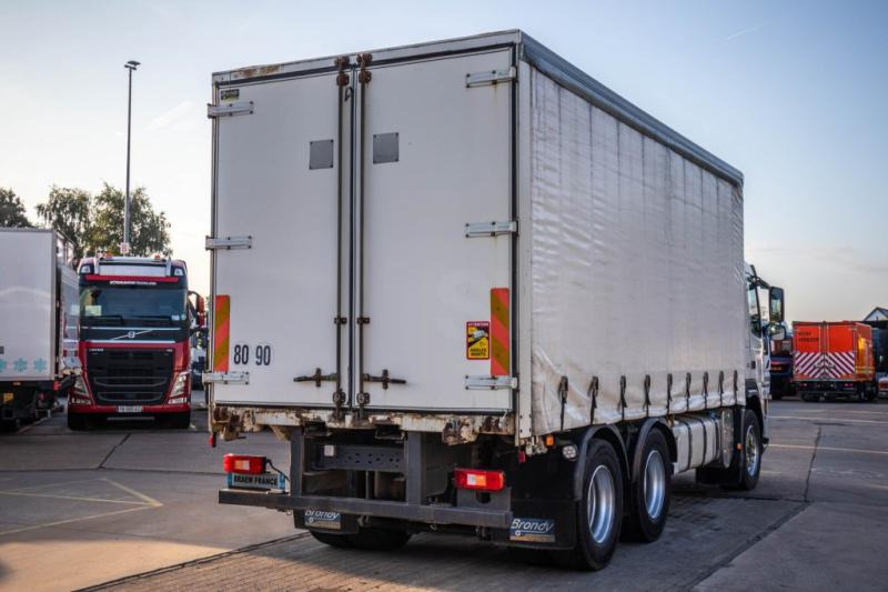 Volvo FM330-6X2+E5 (10pneus/tires) - Camion à rideaux coulissants: photos 3 Volvo FM330-6X2+E5 (10pneus/tires) - Camion à rideaux coulissants: photos 3