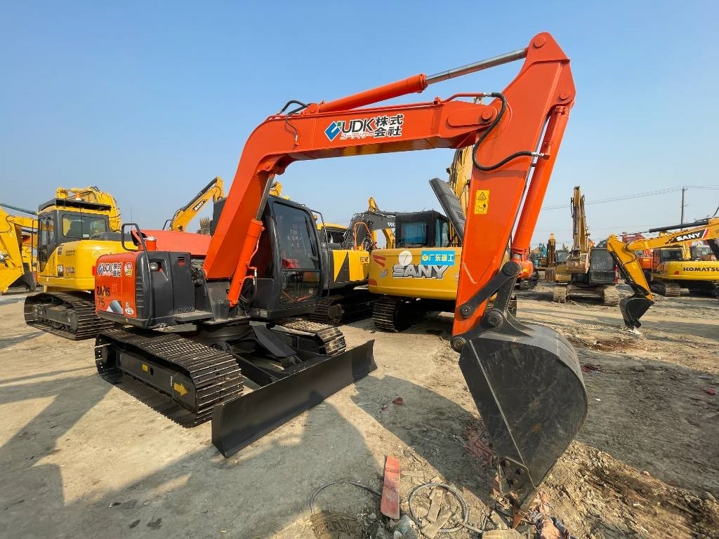 Hitachi ZX 75 - Pelle sur chenille: photos 1 Hitachi ZX 75 - Pelle sur chenille: photos 1