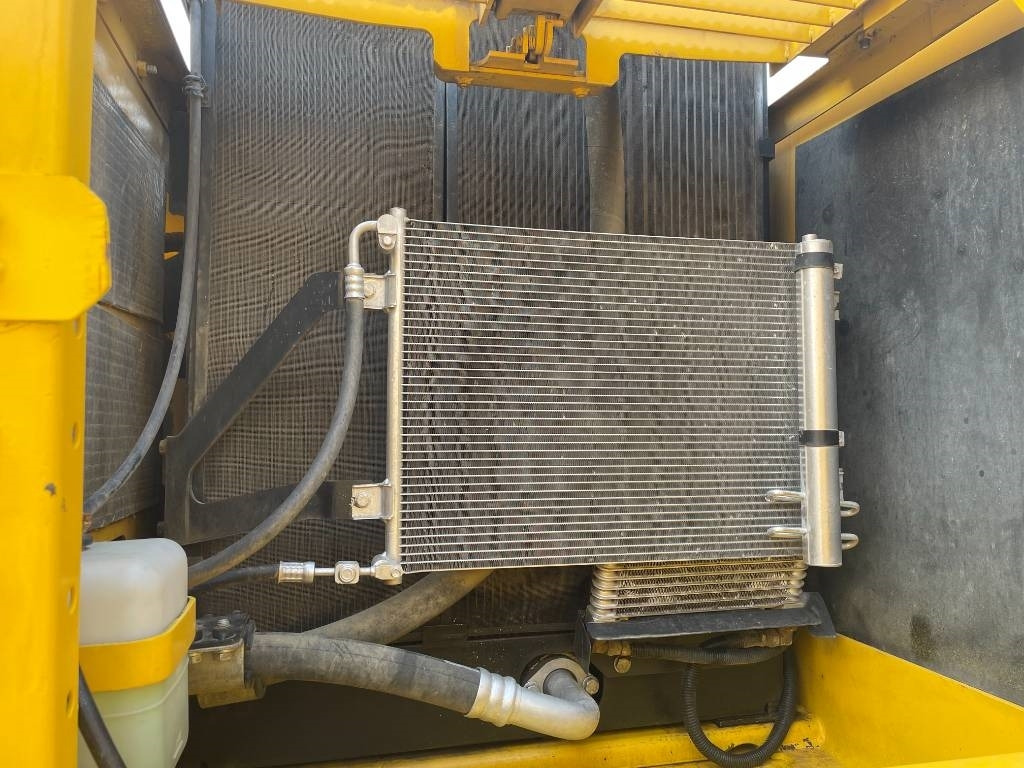 Komatsu PC 200-8 - Pelle sur chenille: photos 5 Komatsu PC 200-8 - Pelle sur chenille: photos 5